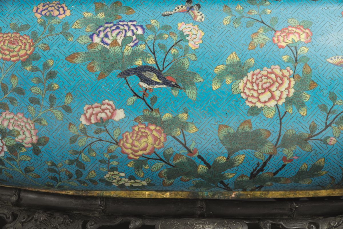 Grande Giardiniera a Smalti Cloisonnè con Decoro di Uccellini tra Rami in Fiore, Cina, Dinastia Q...