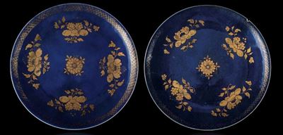 Coppia di Grandi Piatti in Porcellana Monocroma Blu con Decori Floreali Lumeggiati in Color Oro, ...