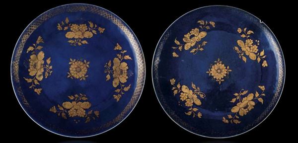 Coppia di grandi piatti in porcellana monocroma blu con decori floreali lumeggiati in color oro, Cina, Dinastia Qing, XIX secolo