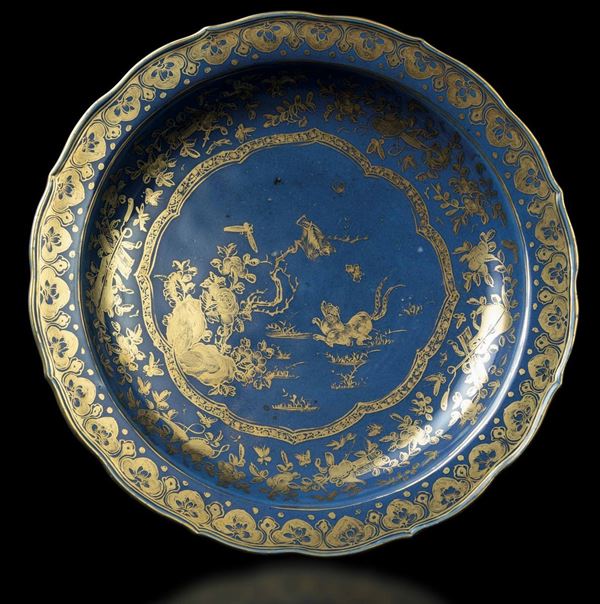 Piatto in porcellana monocroma blu con soggetto naturalistico centrale e  decori floreali lumeggiati in color oro, Cina, Dinastia Qing, epoca Guangxu (1875-1908)
