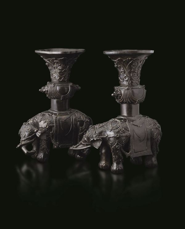 Rara e importante coppia di vasi in bronzo a guisa di coppe da libagione poggianti su elefanti, Dinastia Ming, XVII secolo