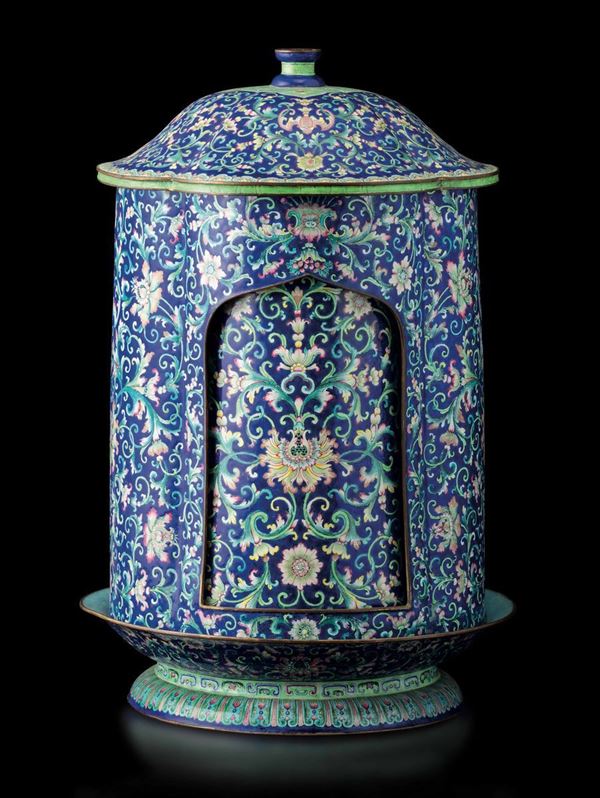 Grande lanterna imperiale a smalti Canton con decoro a fiori di loto su fondo blu, Cina, Dinastia Qing, epoca Qianlong (1736-1796)