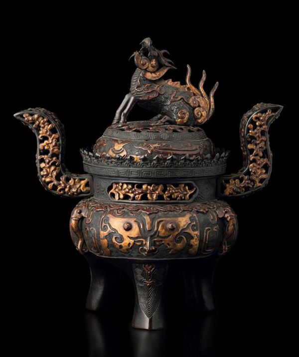 Incensiere tripode in bronzo parzialmente dorato a doppia ansa lavorata a traforo, motivi a rilievo e presa del coperchio a foggia di Cane di Pho, Cina, Dinastia Qing, epoca Qianlong (1736-1796)