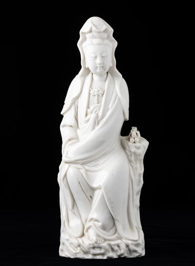 Figura di Guanyin Seduta in Porcellana Blanc De Chine, Cina, Dinastia Qing, Epoca Kangxi (1662-17...