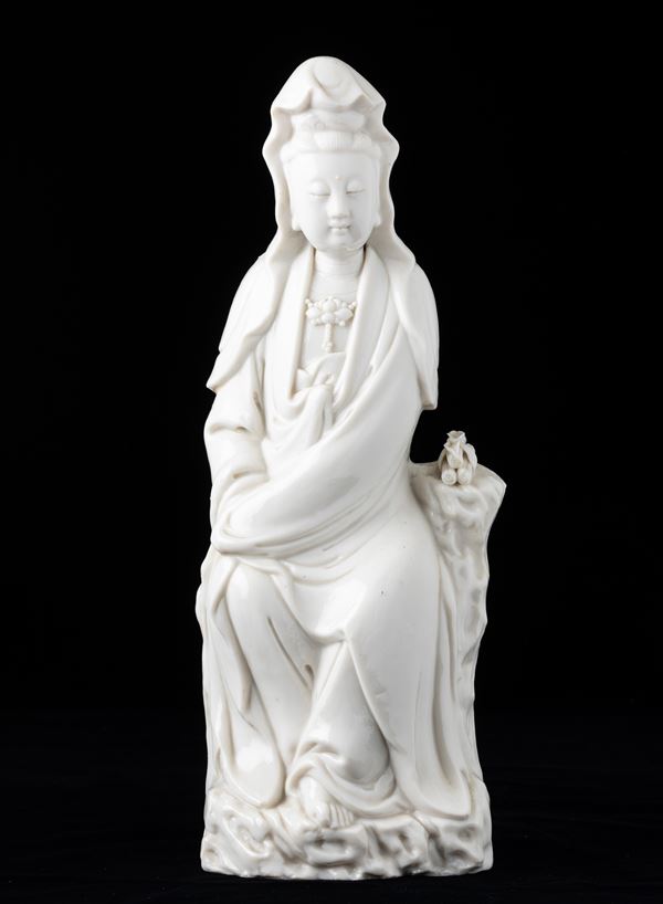 Figura di Guanyin seduta in porcellana Blanc de Chine, Cina, Dinastia Qing, epoca Kangxi (1662-1722)