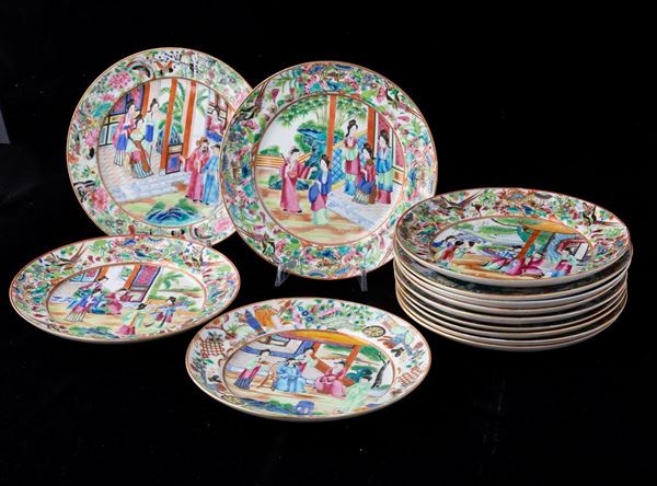 Lotto composto da tredici piatti in porcellana Famiglia Rosa con scene di vita comune e decori naturalistici,  [..]