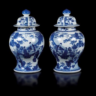 Coppia di Potiches in Porcellana Bianca e Blu con Raffigurazione di Saggi Entro Paesaggio, Cina, ...