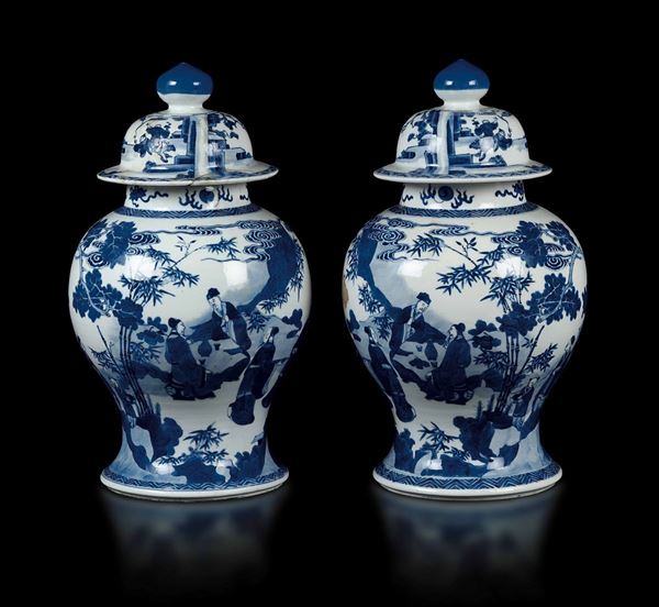 Coppia di potiches in porcellana bianca e blu con raffigurazione di saggi entro paesaggio, Cina, Dinastia Qing, epoca Kangxi (1662-1722)