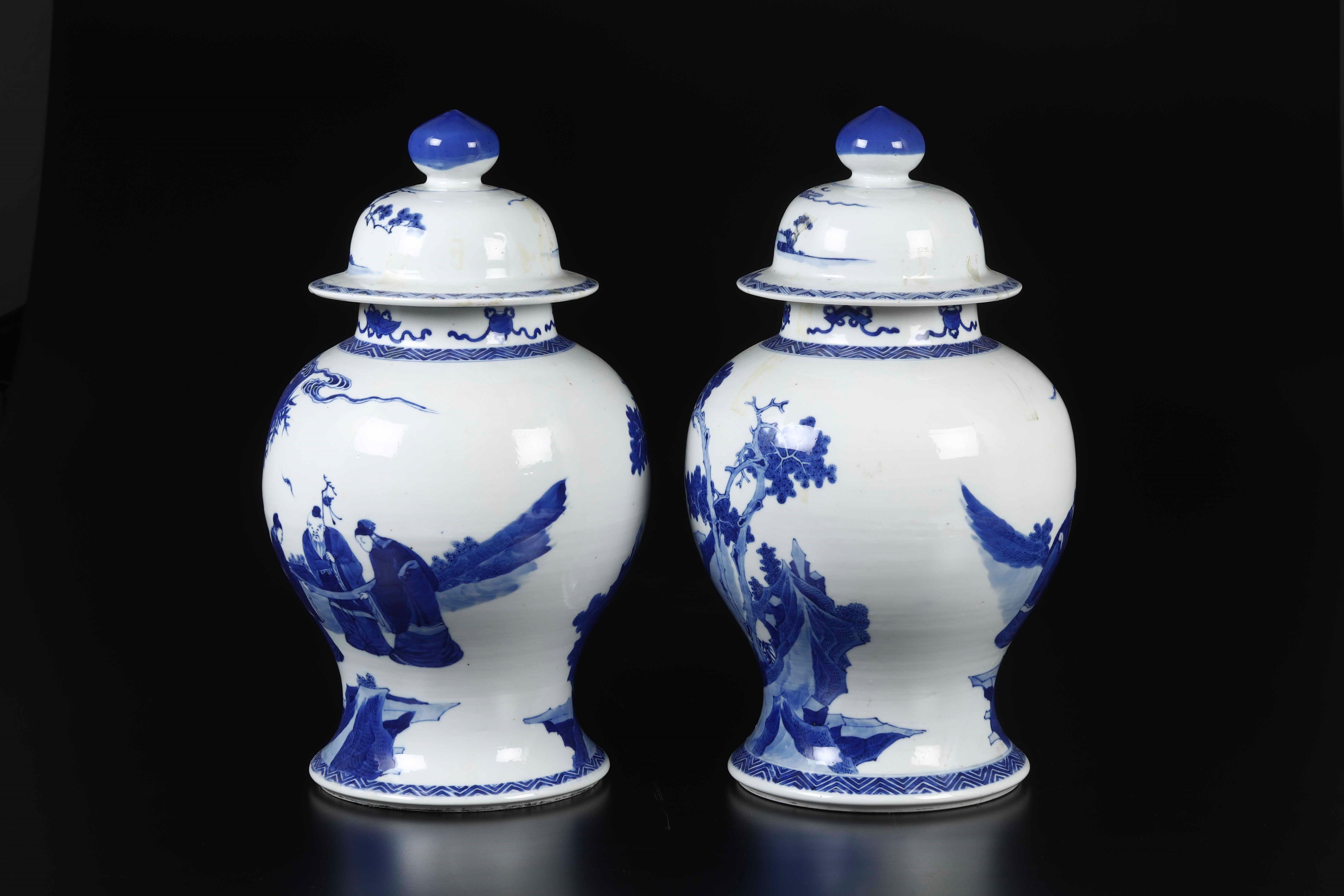 Coppia di Potiches in Porcellana Bianca e Blu con Raffigurazione di Saggi Entro Paesaggio, Cina, ...