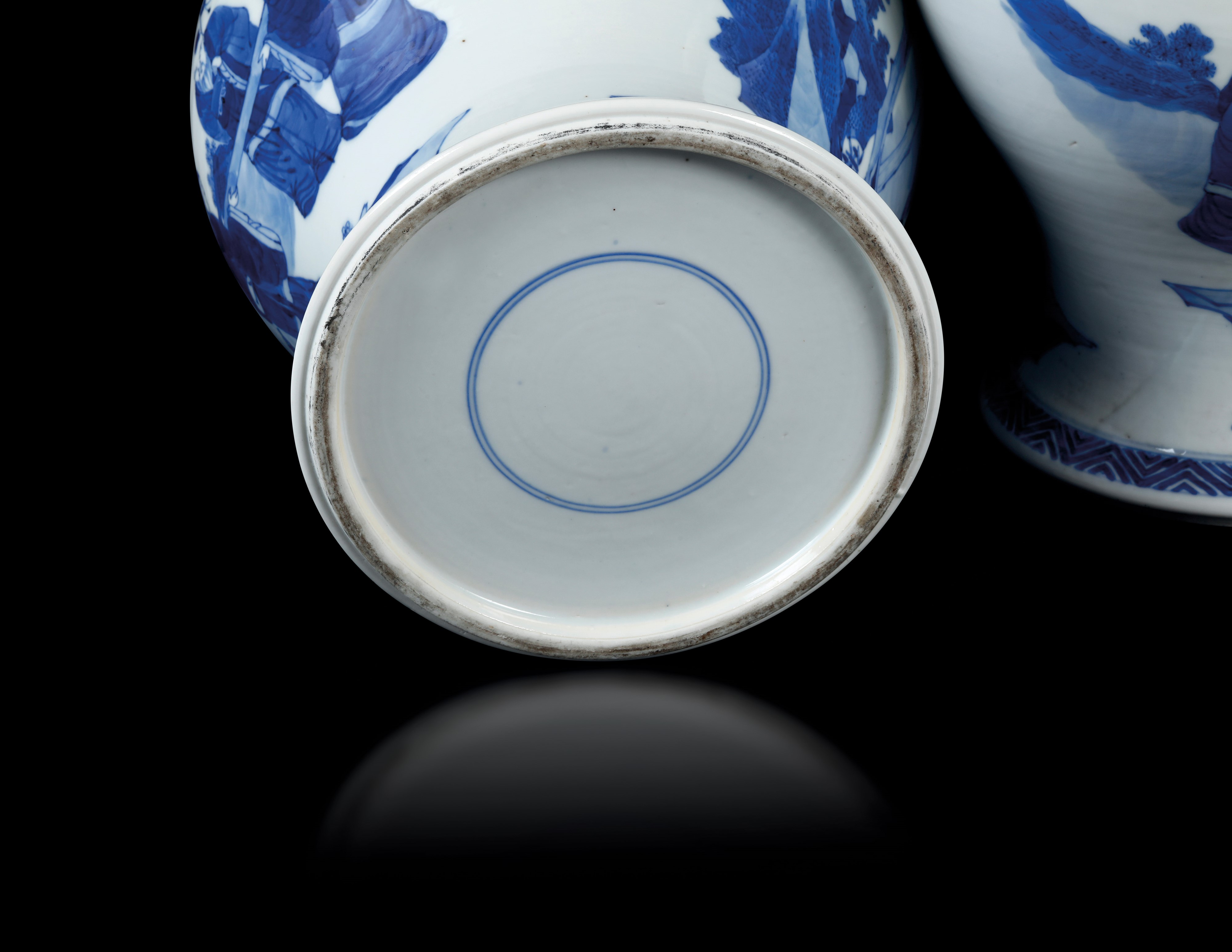 Coppia di Potiches in Porcellana Bianca e Blu con Raffigurazione di Saggi Entro Paesaggio, Cina, ...