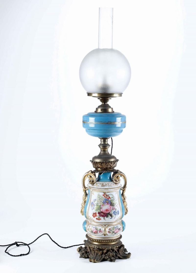 Lume a olio in porcellana e metallo dorato. XX secolo  - Auction Antique April | Cambi Time - Cambi Casa d'Aste