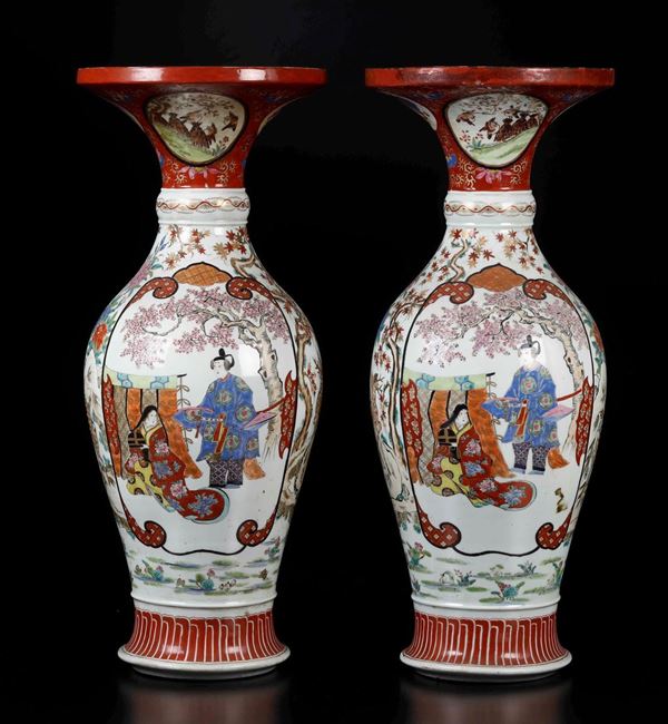 Coppia di vasi in porcellana con decori floreali e scene di vita comune entro riserve, Giappone, periodo Meiji (1868-1912)