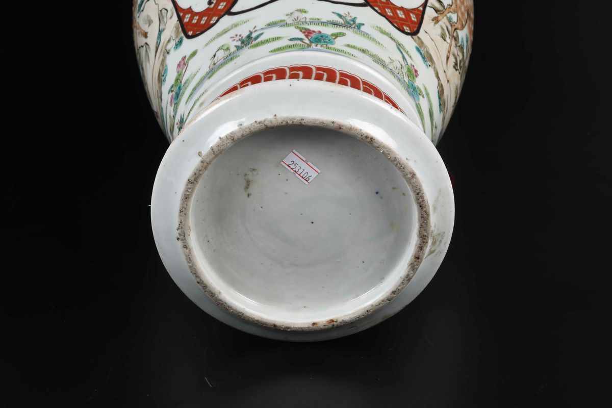 Giappone, Coppia di vasi in porcellana con decori floreali e scene di vita comune, periodo Meiji ...