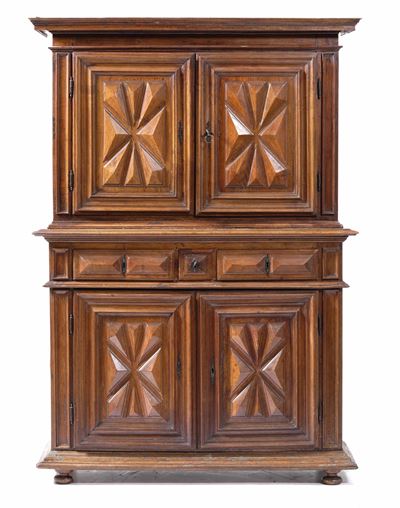 Credenza a Doppio Corpo in Noce. Piemonte o Liguria, XVII-XVIII Secolo