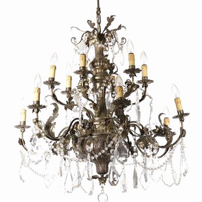 Lampadario a Dodici Luci in Metallo Sbalzato e Argentato con Pendenti in Cristallo