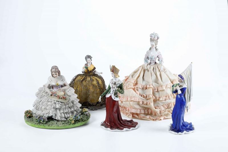 Insieme di cinque statuine in porcellana  - Asta Antiquariato Aprile | Cambi Time - Cambi Casa d'Aste