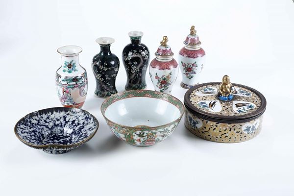 Insieme di 5 vasetti in porcellana, scatola e coppa in porcellana. Cina XX secolo