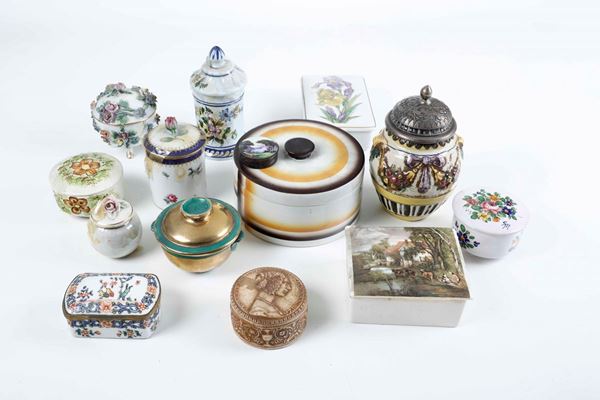 Gruppo di quattordici scatoline in porcellana e ceramica, diverse manifatture