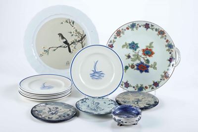 Lotto di Piatti e Piattini in Porcellana e Maiolica, Manifatture Diverse