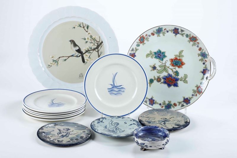 Lotto di piatti e piattini in porcellana e maiolica, manifatture diverse  - Auction Antique April | Cambi Time - Cambi Casa d'Aste