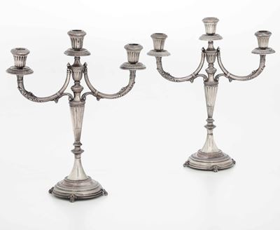 Coppia Candelabri in Argento. Argenteria Artistica Italiana del XX Secolo. Bollo Dell'argentiere ...