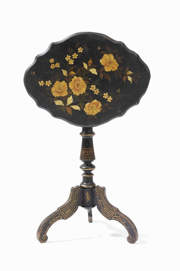 Tavolino con piano dipinto a motivo floreale. XIX-XX secolo