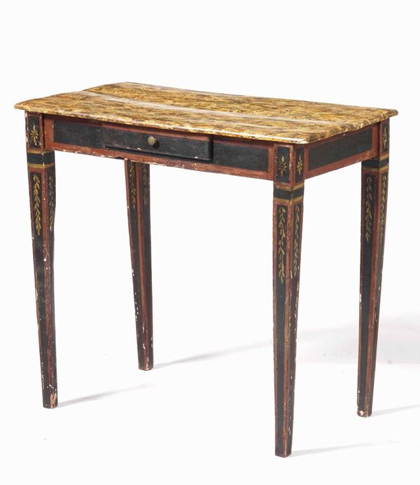 Tavolino in legno laccato. XIX secolo