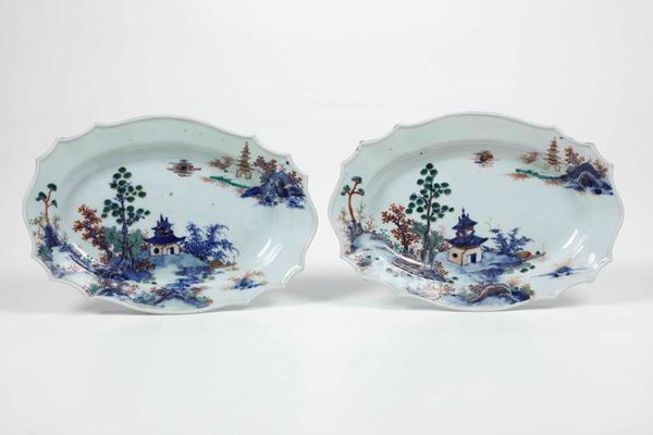 Coppia di piatti in porcellana. Cina XX secolo
