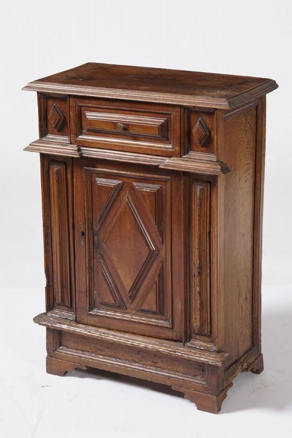 Mobiletto in legno intagliato ad un cassetto e uno sportello. XVIII secolo