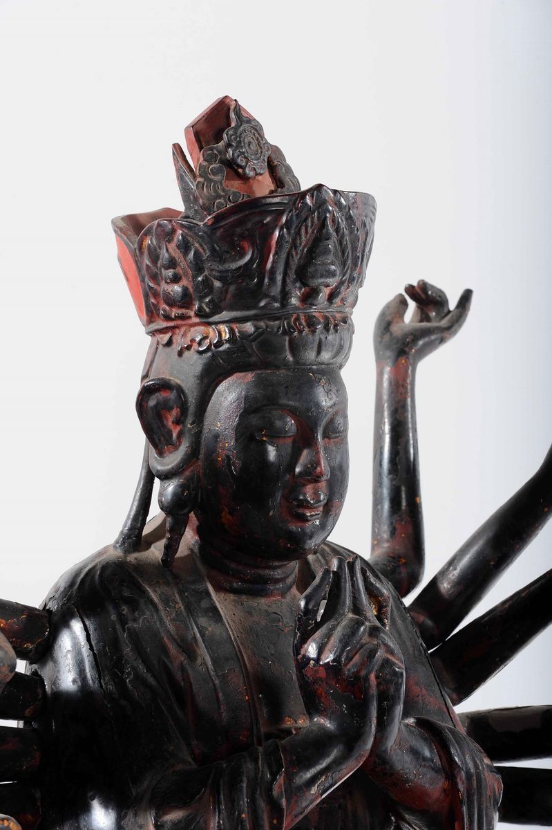 Grande Figura in Legno Laccato Raffigurante Buddha Incoronato a Dieci Braccia, Cina, Dinastia Min...