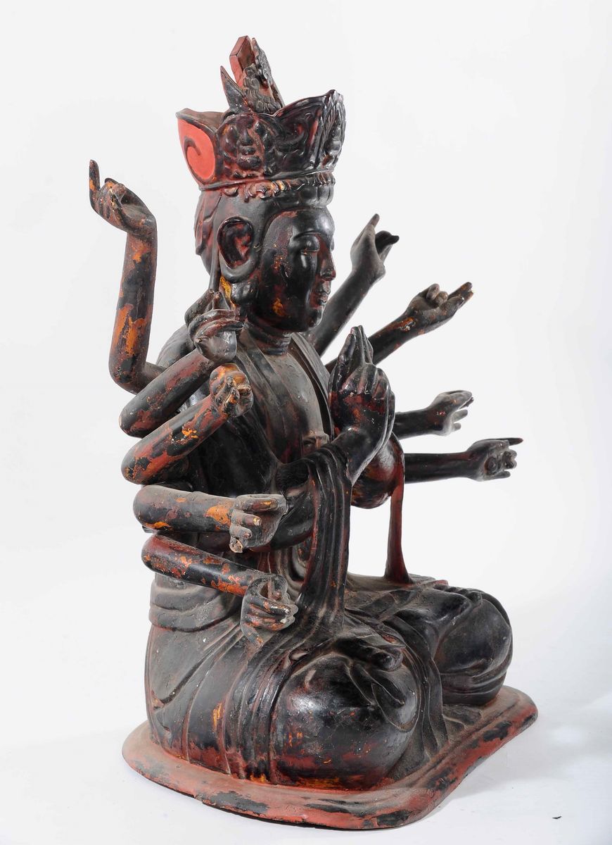 Grande Figura in Legno Laccato Raffigurante Buddha Incoronato a Dieci Braccia, Cina, Dinastia Min...