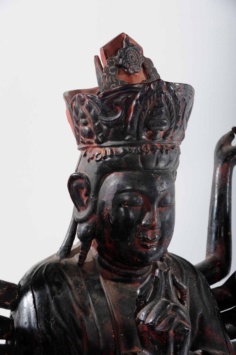 Grande Figura in Legno Laccato Raffigurante Buddha Incoronato a Dieci Braccia, Cina, Dinastia Min...