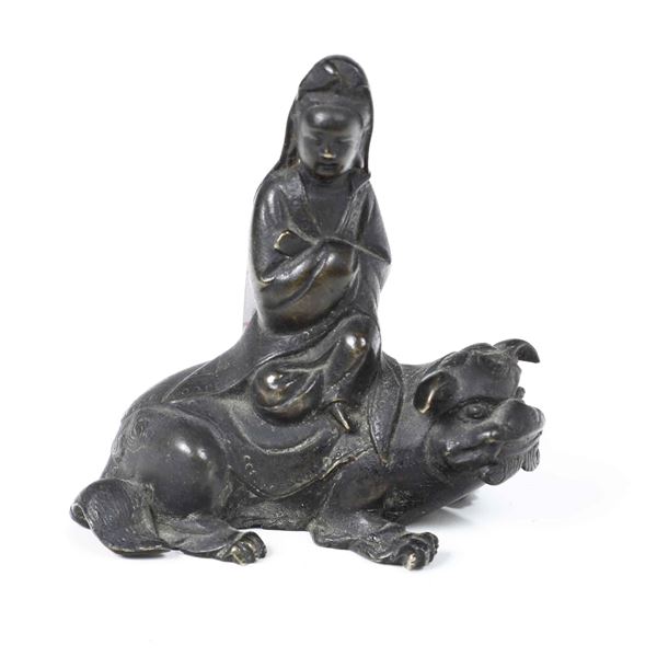 Figura di Guanyin seduta su cane di Pho in bronzo, Cina, XX secolo