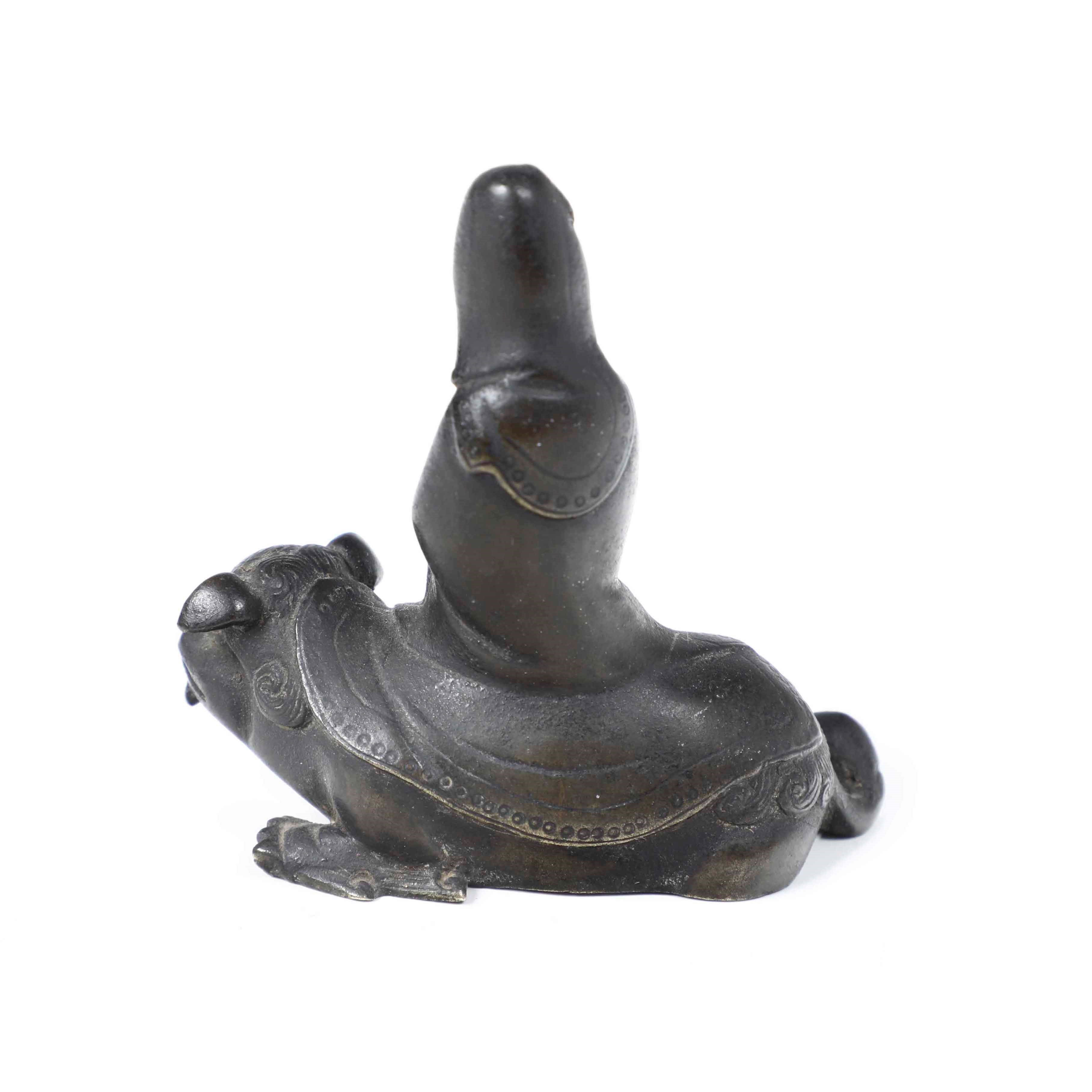 Figura di Guanyin Seduta su Cane di Pho in Bronzo, Cina, XX Secolo