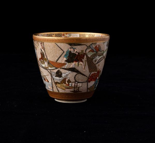 Coppa in porcellana Satsuma con decori floreali e scene di vita comune entro riserve, Giappone, periodo  [..]