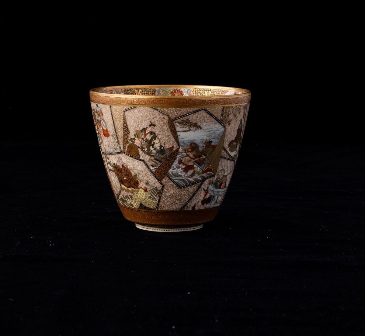 Coppa in Porcellana Satsuma con Decori Floreali e Scene di Vita Comune Entro Riserve, Giappone, P...