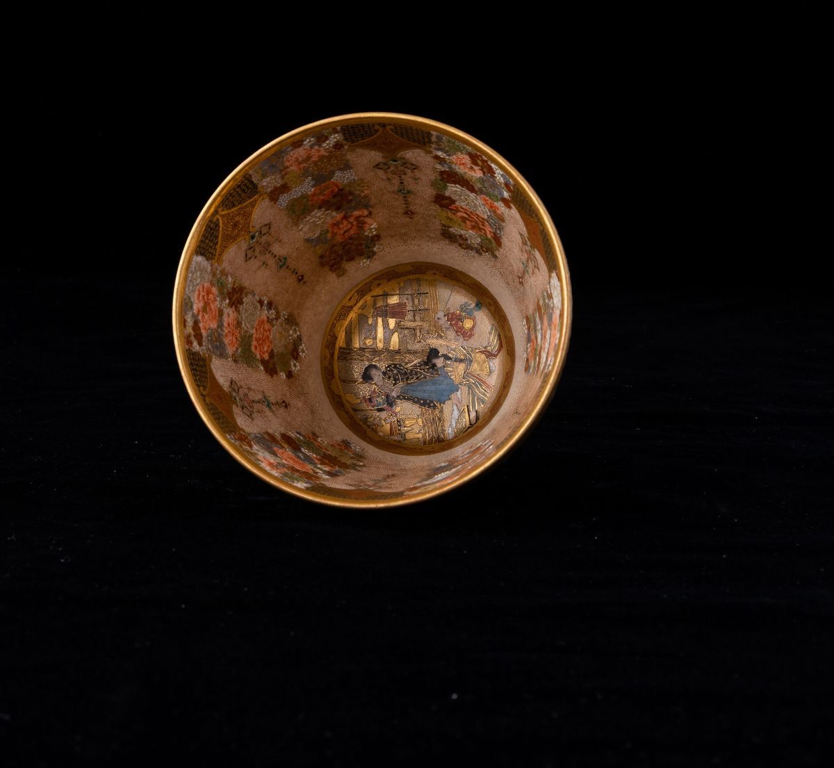 Coppa in Porcellana Satsuma con Decori Floreali e Scene di Vita Comune Entro Riserve, Giappone, P...