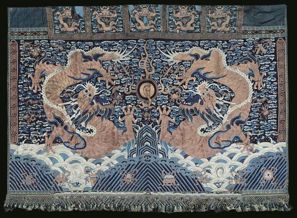 Grande tessuto finemente ricamato in seta con figure di draghi su fondo blu, Cina, Dinastia Qing, epoca Daoguang (1821-1850)