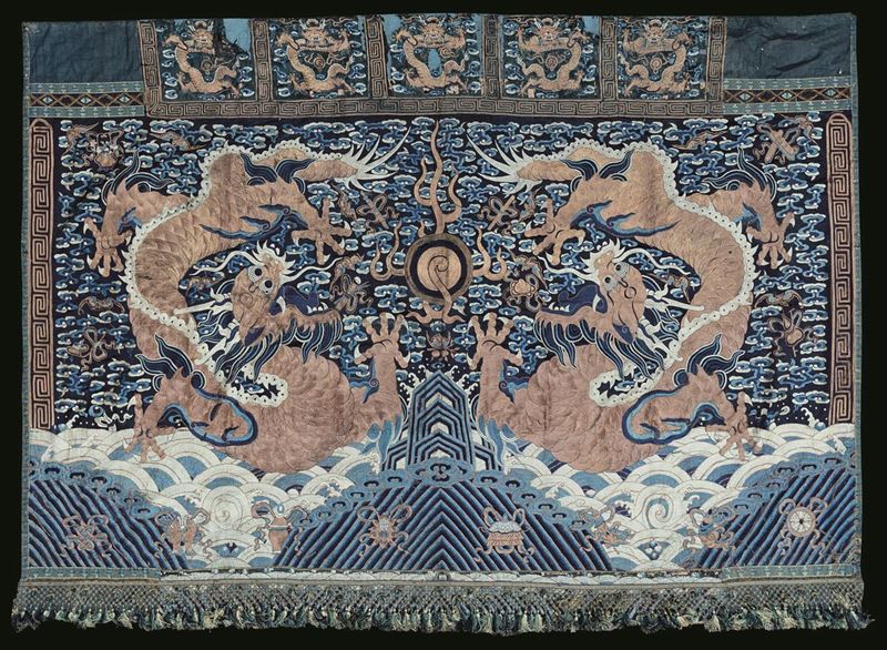 Grande tessuto finemente ricamato in seta con figure di draghi su fondo blu, Cina, Dinastia Qing, epoca Daoguang (1821-1850)  - Asta Fine Chinese Works of Art - I - Cambi Casa d'Aste