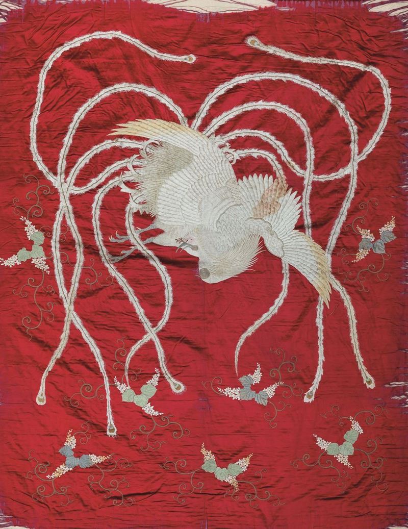 Tessuto ricamato in seta con figura di fenice su fondo rosso, Cina, inizio XX secolo  - Asta Fine Chinese Works of Art - I - Cambi Casa d'Aste