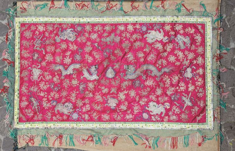 Tessuto in seta con figure di draghi su fondo fucsia, Sud-Est Asiatico, XIX secolo  - Asta Fine Chinese Works of Art - I - Cambi Casa d'Aste