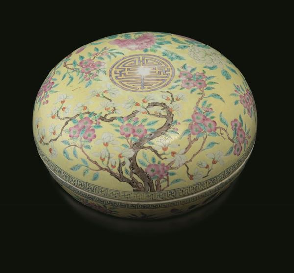 Scatola circolare in porcellana con simbolo taoista sul coperchio e decoro di rami in fiore su fondo giallo, Cina, marca e del periodo Guangxu (1875-1908)