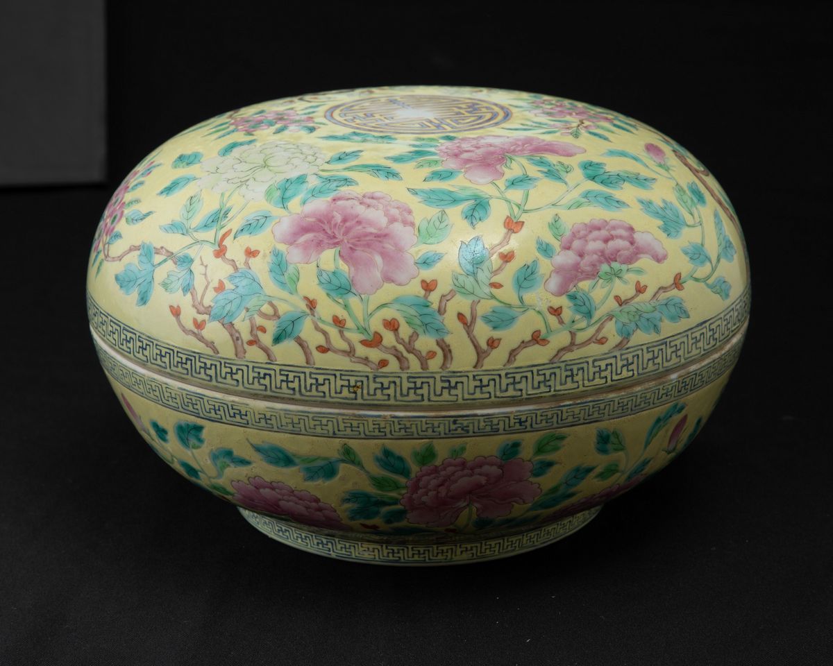 Scatola Circolare in Porcellana con Simbolo Taoista sul Coperchio e Decoro di Rami in Fiore su Fo...