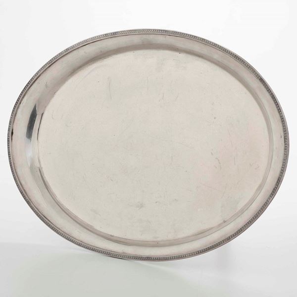 Vassoio ovale in argento. Argenteria italiana del XX secolo, bollo dell'argentiere consunto