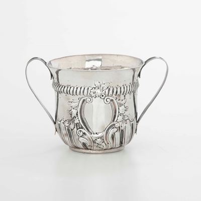 Tazza da Porridge. Argento Fuso, Sbalzato e Cesellato. Londra 1764, Argentiere William Cripps