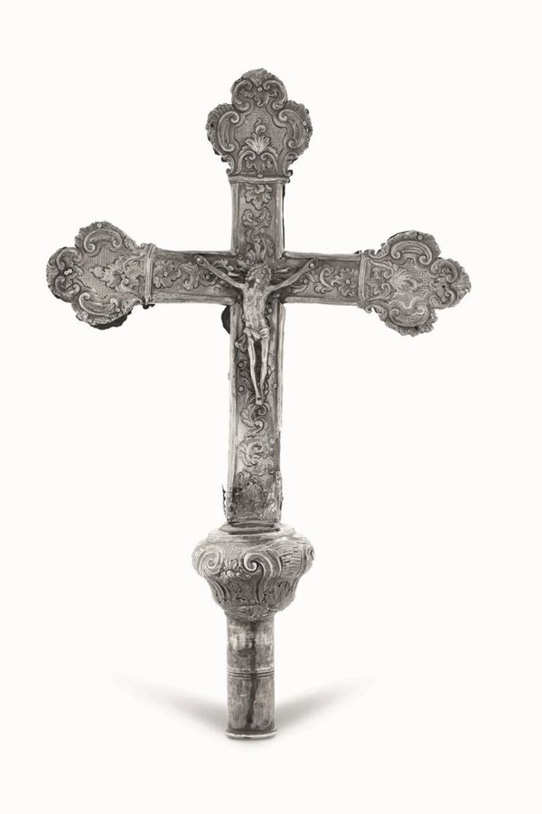 Importante croce processionale. Argento fuso, sbalzato e cesellato. Genova, marchio della "Torretta" per l'anno (1)779