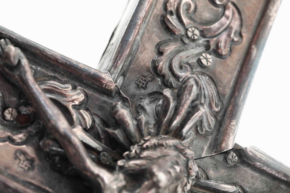 Importante Croce Processionale. Argento Fuso, Sbalzato e Cesellato. Genova, Marchio della "torret...