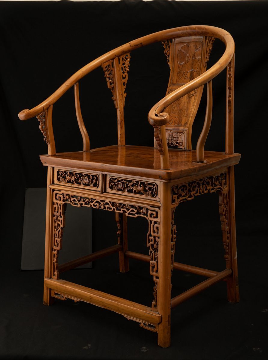 Coppia di Sedie in Legno di Huali e Radica con Schienali Decorati con Figure di Cavalli e Scene d...