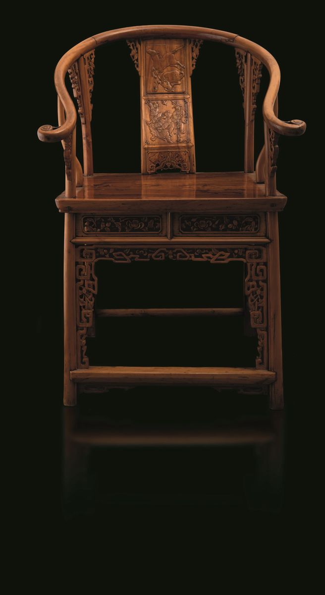 Coppia di Sedie in Legno di Huali e Radica con Schienali Decorati con Figure di Cavalli e Scene d...
