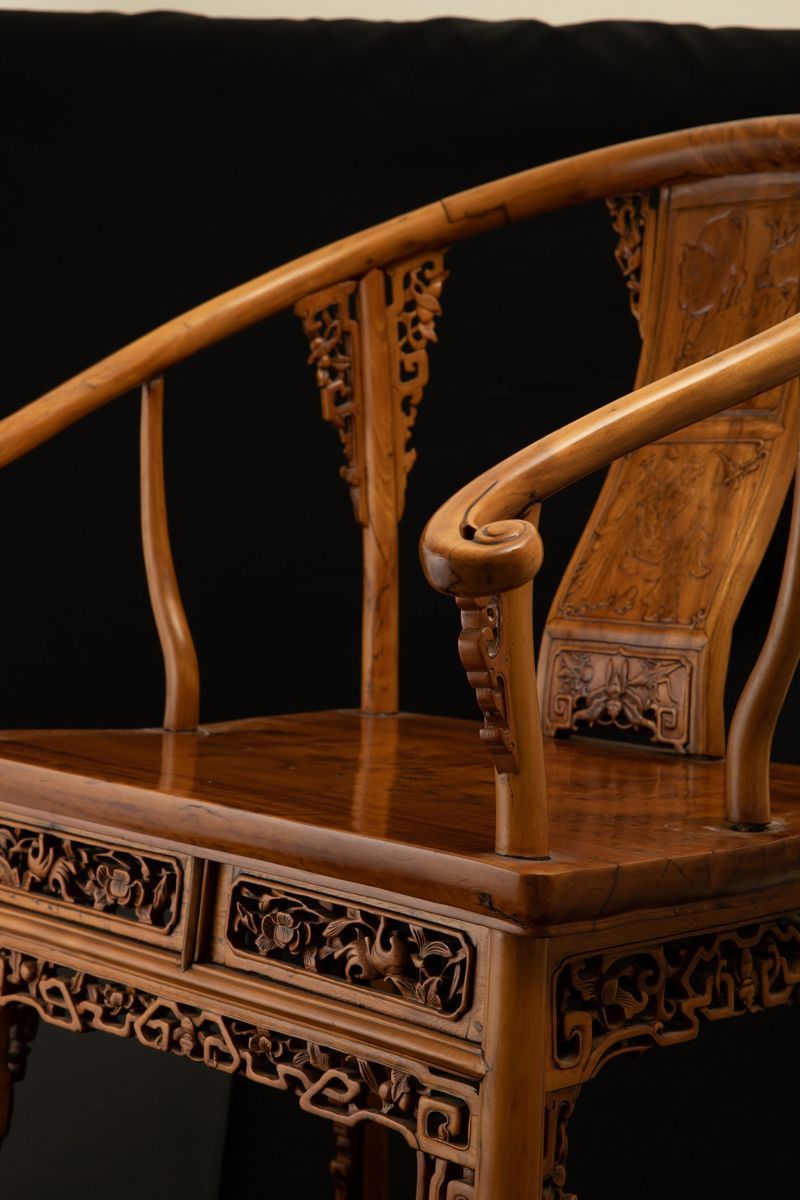 Coppia di Sedie in Legno di Huali e Radica con Schienali Decorati con Figure di Cavalli e Scene d...